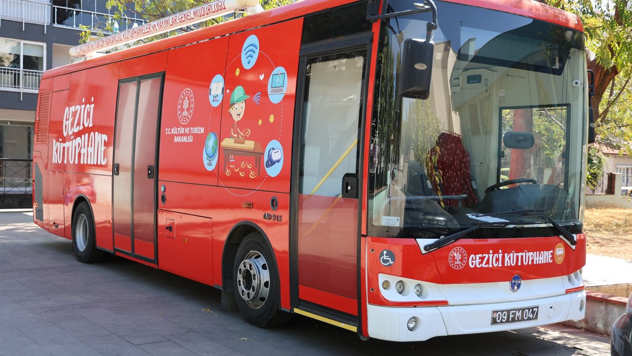 Eski bakanın adı gezici kütüphaneden silindi