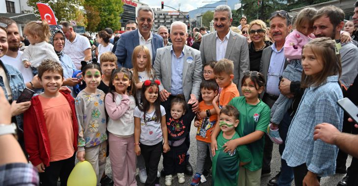 Heykel, çocuk sesleriyle şenlendi