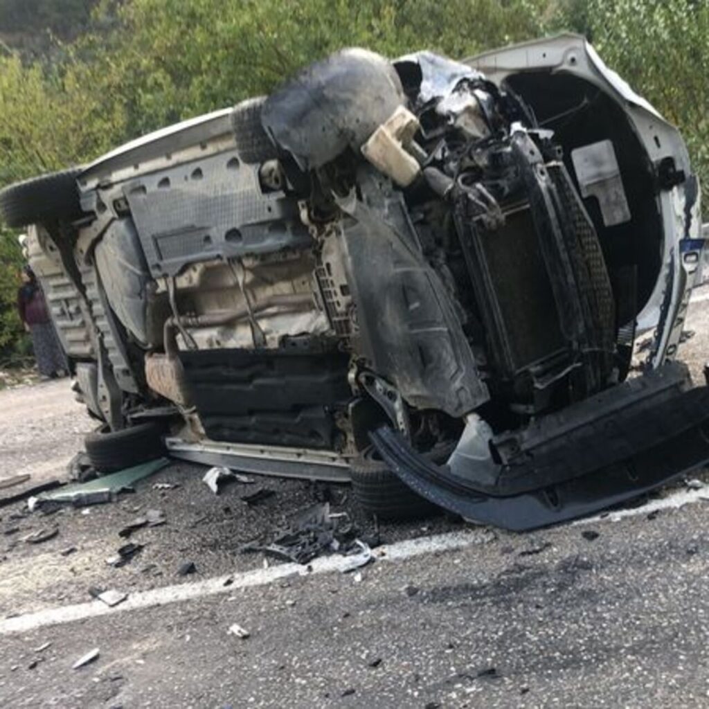 İki otomobil çarpıştı: 1’i bebek 4 yaralı