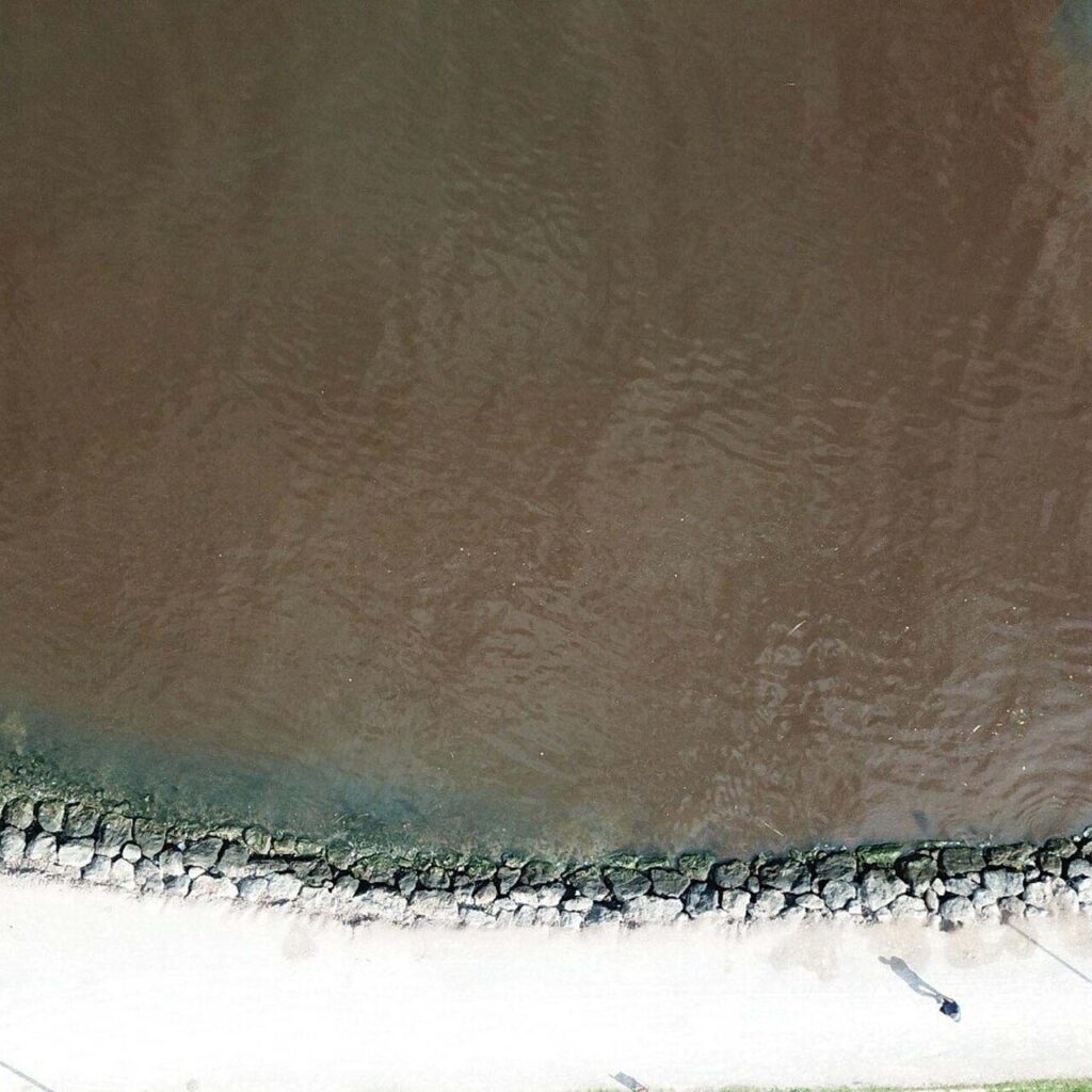 İzmir Körfezi bu kez de kırmıya döndü: Uzmanlar nedenini açıkladı