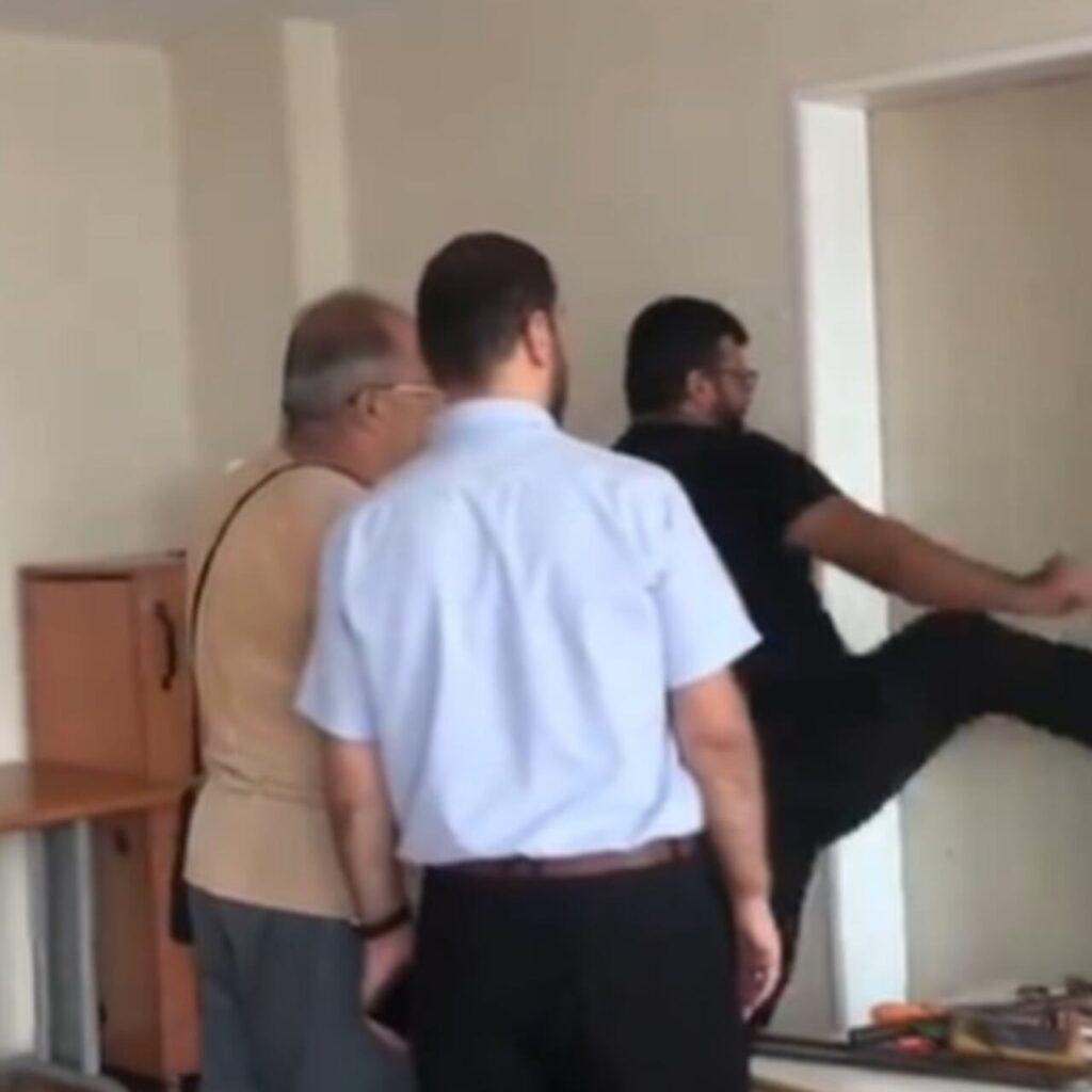 Kadın müdür yardımcısının oda kapısını tekmelerle kırdıran okul müdürü açığa alındı