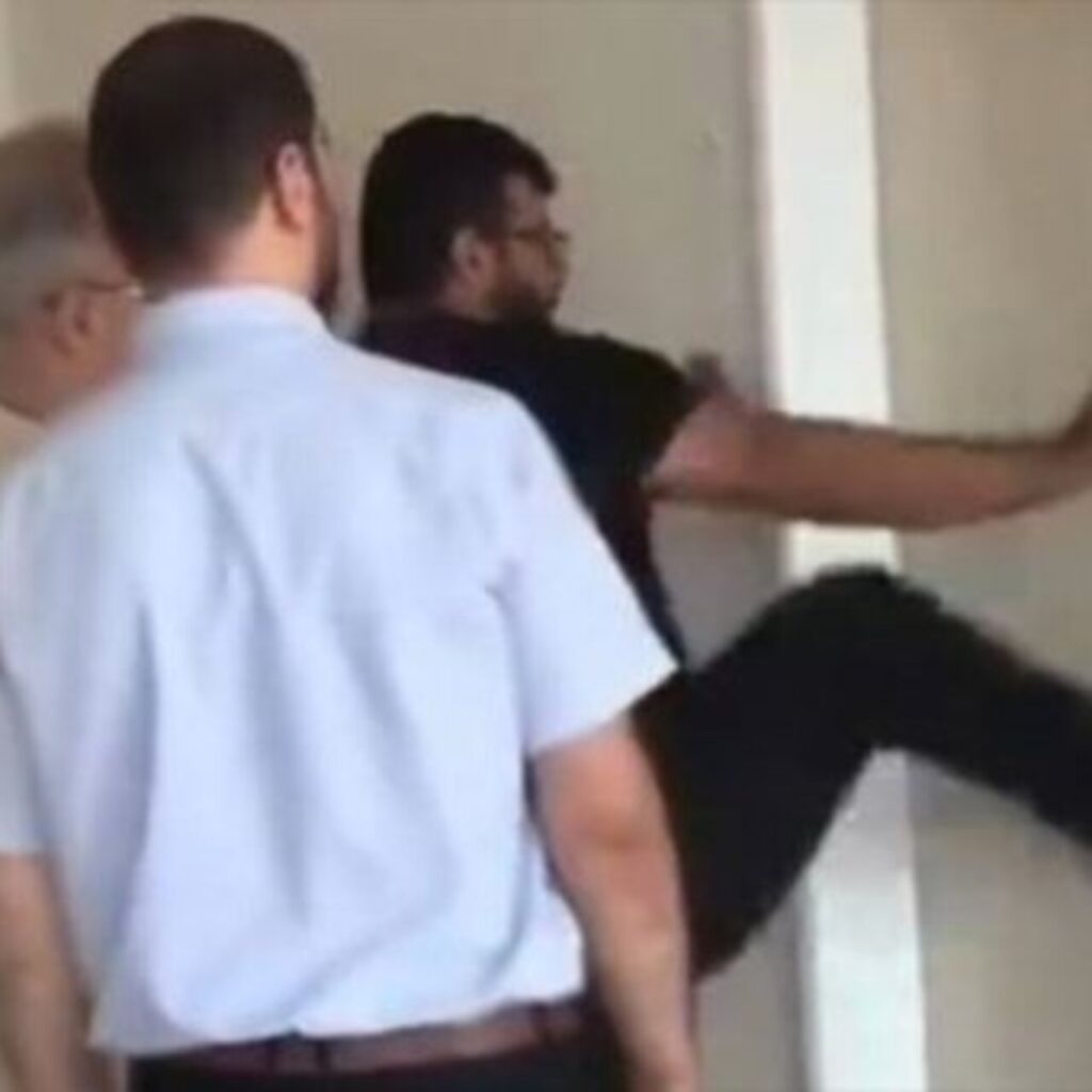 Kadın müdür yardımcısının oda kapısını tekmelerle kırdırdı