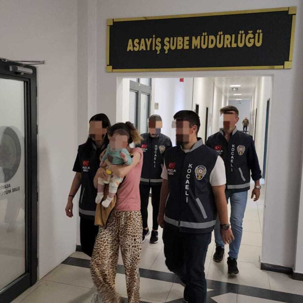 Kucağında bebeğiyle adliyeye sevk edildi