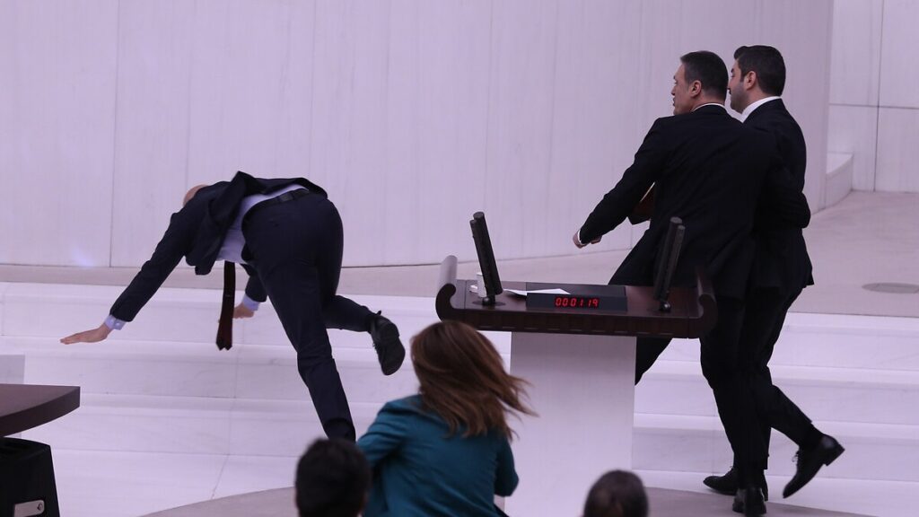 Meclis’teki kavgalarda sivri köşelere önlem