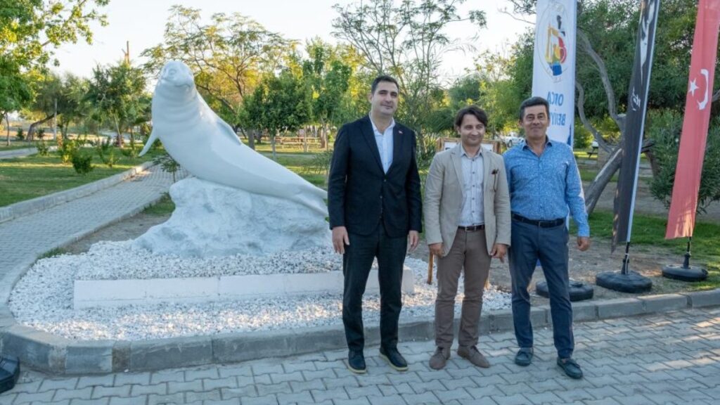 Muğla’da CHP’li belediyeden ‘Akdeniz Keşiş Foku’ heykeli