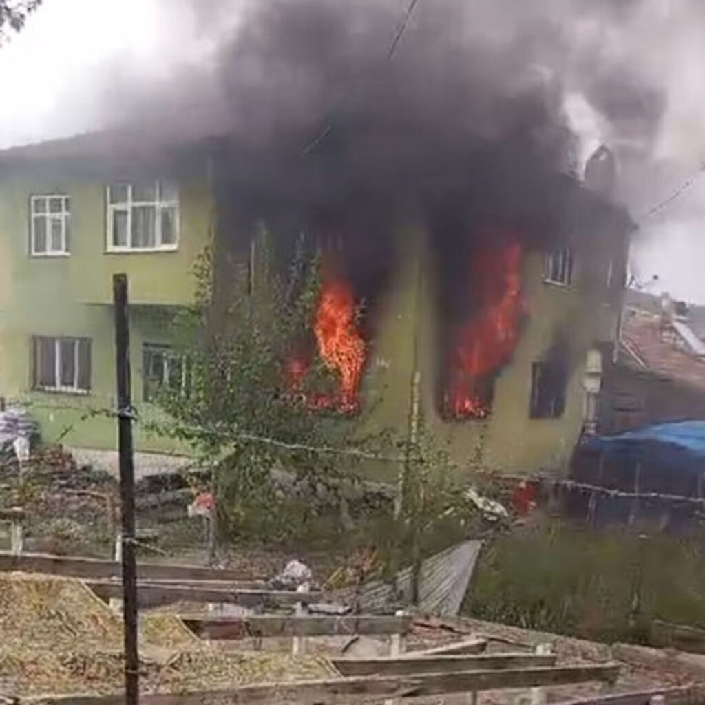 Patlayan şarj aletinden yangın çıktı