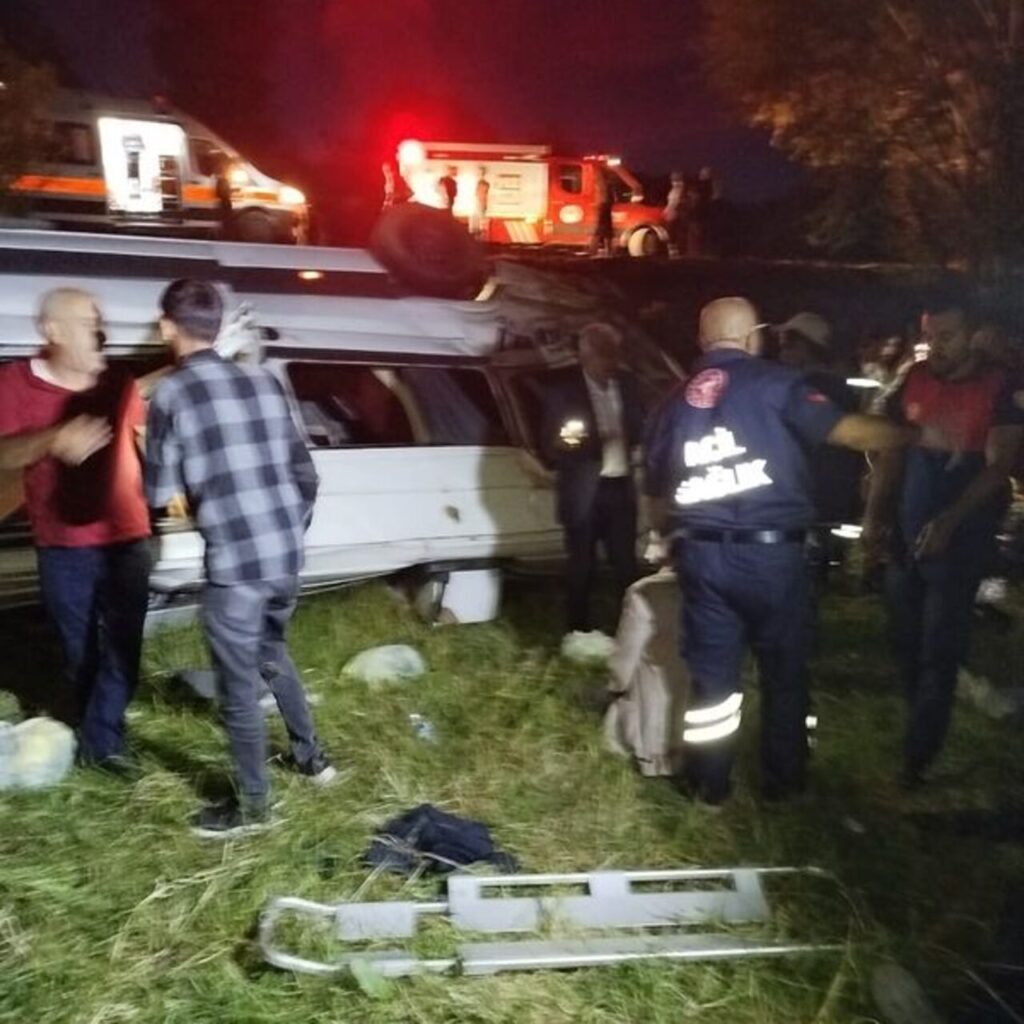 Yolcu minibüsü devrildi: 13 yaralı