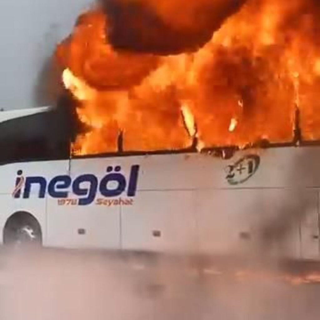 Yolcu otobüsü alevlerin içinde kaldı!