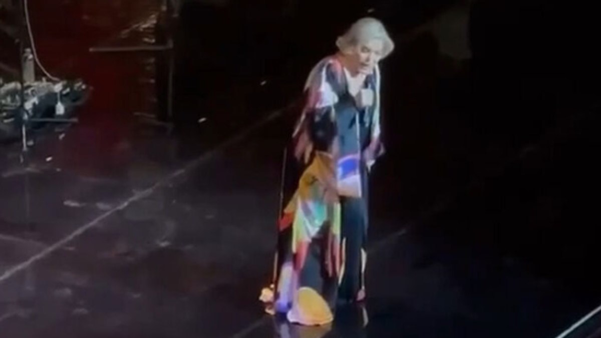 Yunan şarkıcı Marinella sahnede yere yığıldı