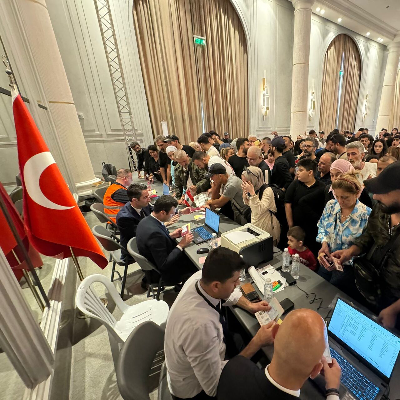 Bombalar altındaki Beyrut’tan tahliye operasyonu