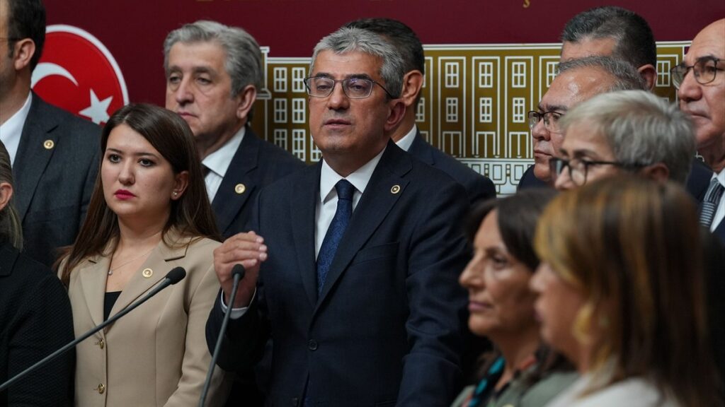 Ahmet Özer PKK üyeliğinden tutuklandı! CHP’den sokak çağrısı geldi