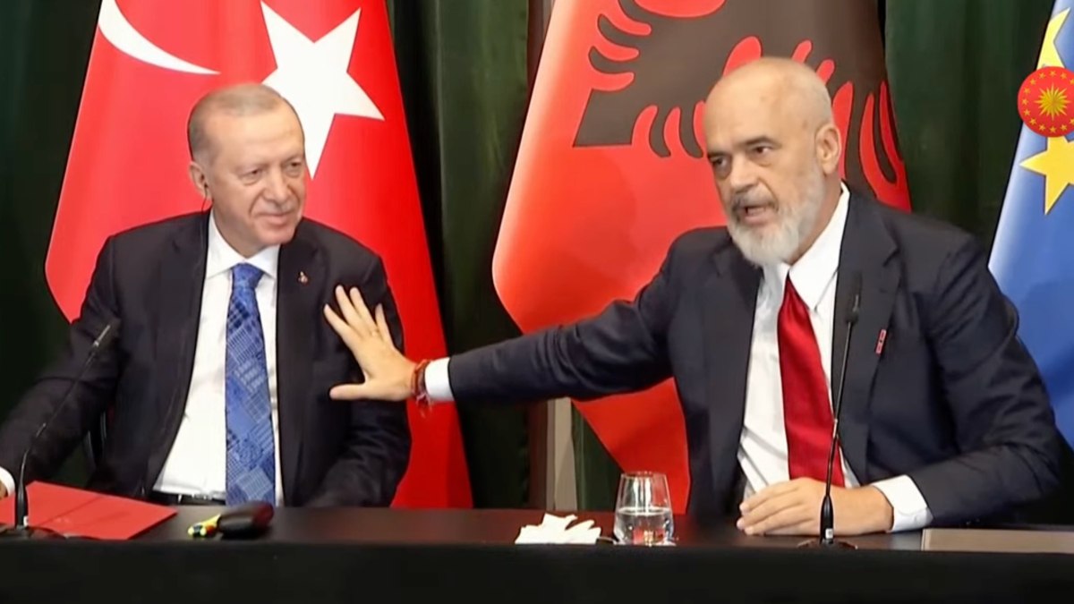 Arnavutluk Başbakanı Rama’dan Cumhurbaşkanı Erdoğan’a dostluk dokunuşu