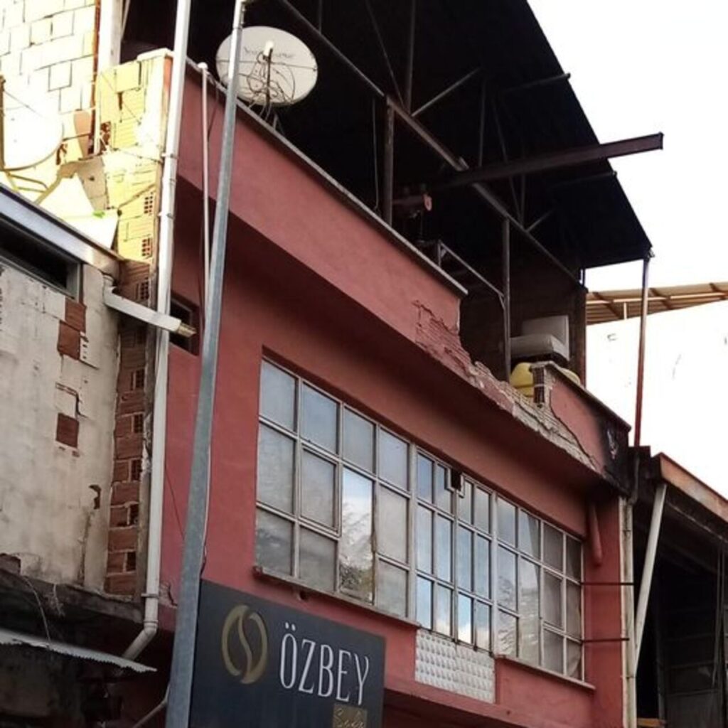 Baba ile oğul 2’nci kattan düştü