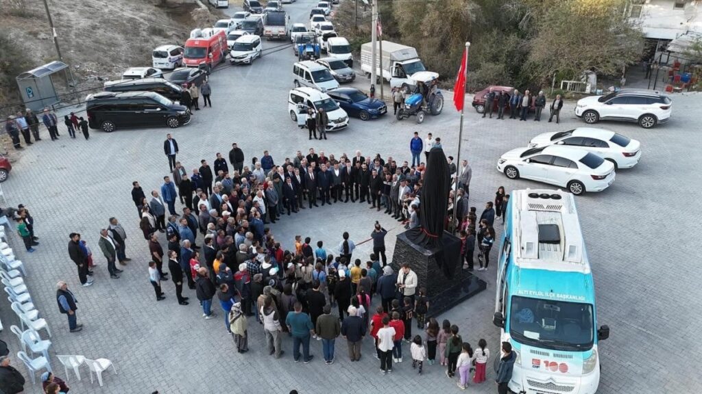 Balıkesir’de vatandaşların yaptırdığı heykeli CHP’li başkan açtı