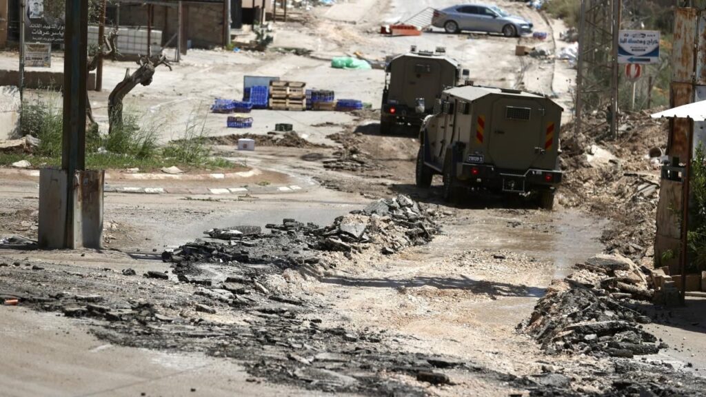 Batı Şeria’da İsrail askerleri Filistinli ailelerin evlerini askeri kışlaya çeviriyor!