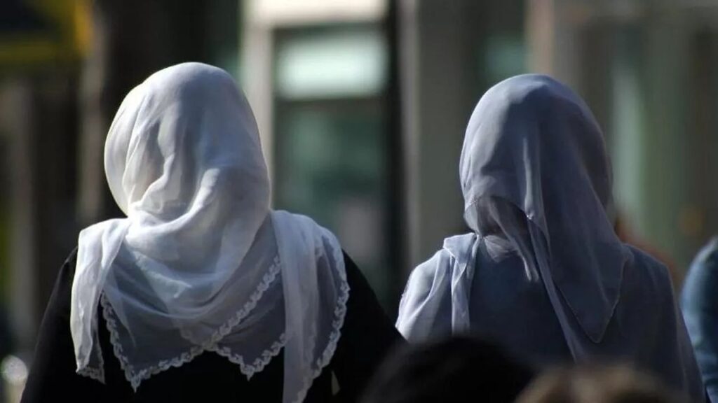 Bazı okullarda başörtüsü yasaklandı