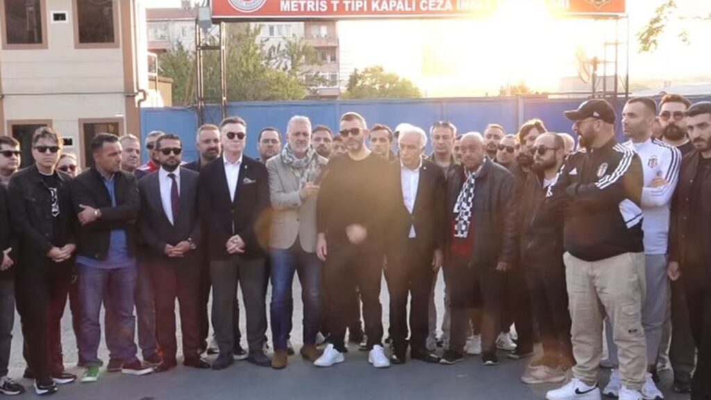 Beşiktaş camiasından Sezgin Gülnar’a cezaevi önünde destek!