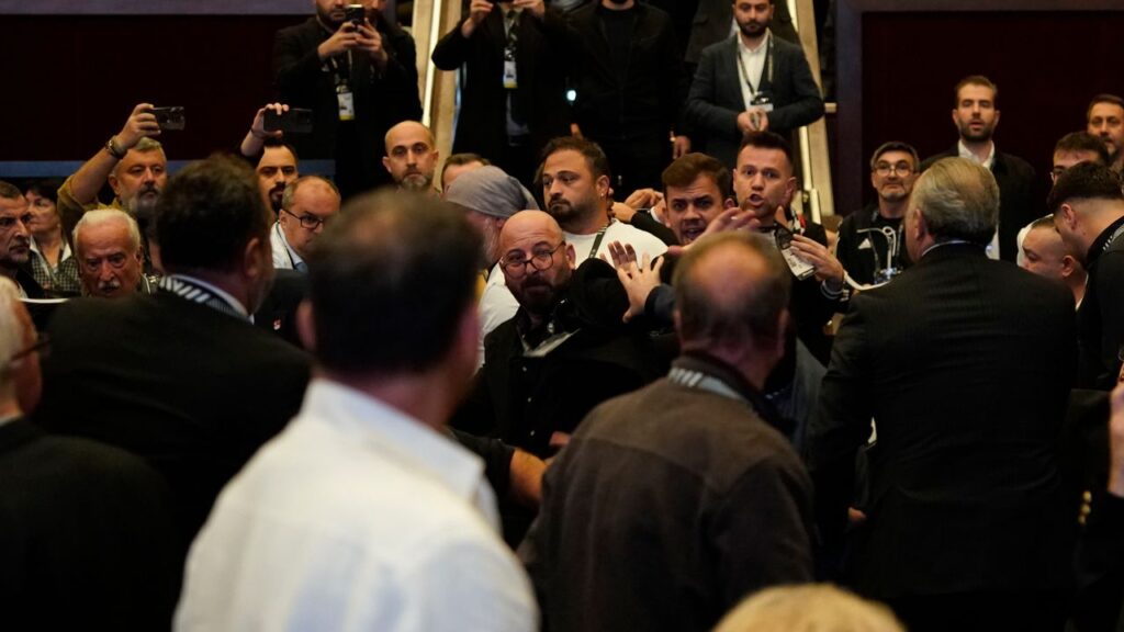 Beşiktaş kongresinde kavga çıktı, sandalyeler havada uçuştu