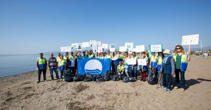 Büyükşehir personelinden sahil temizliği