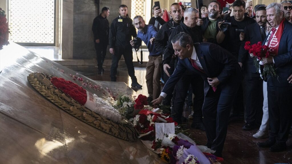 CHP Genel Başkanı Özel, Anıtkabir’i ziyaret etti