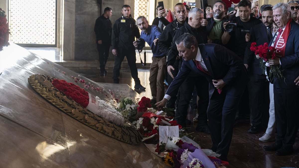 CHP Genel Başkanı Özel, Anıtkabir’i ziyaret etti