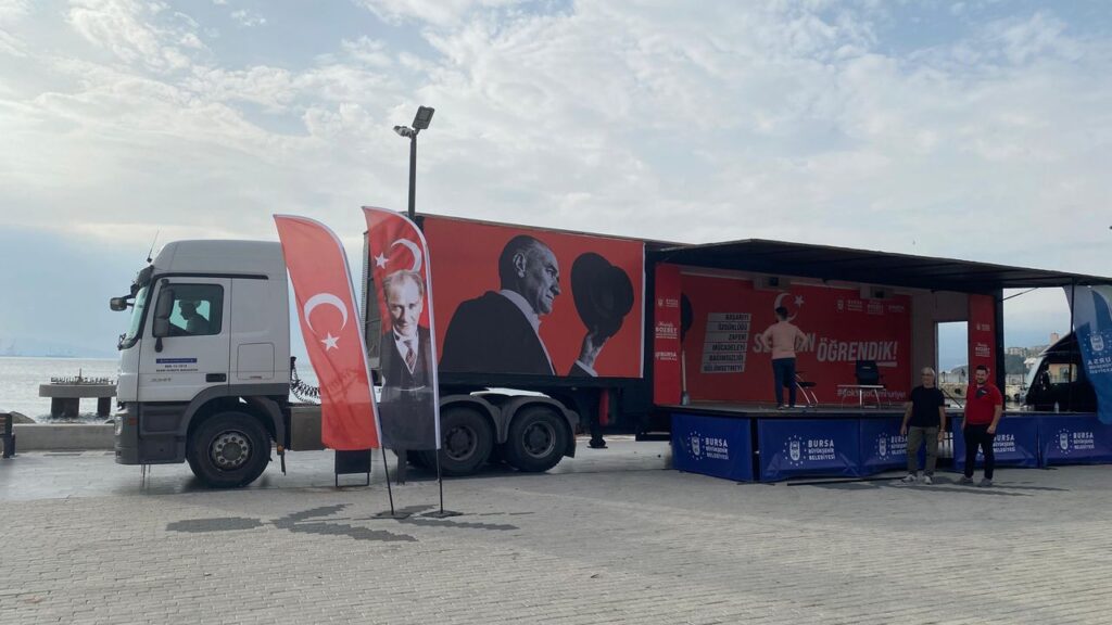 Cumhuriyet tırı, yola çıktı