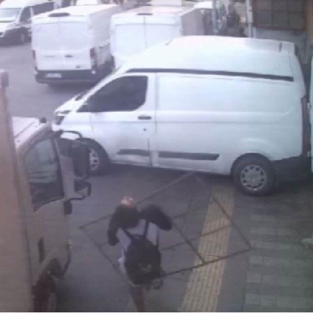 Dehşet anı kamerada! Derse giderken başına korkuluk düştü!