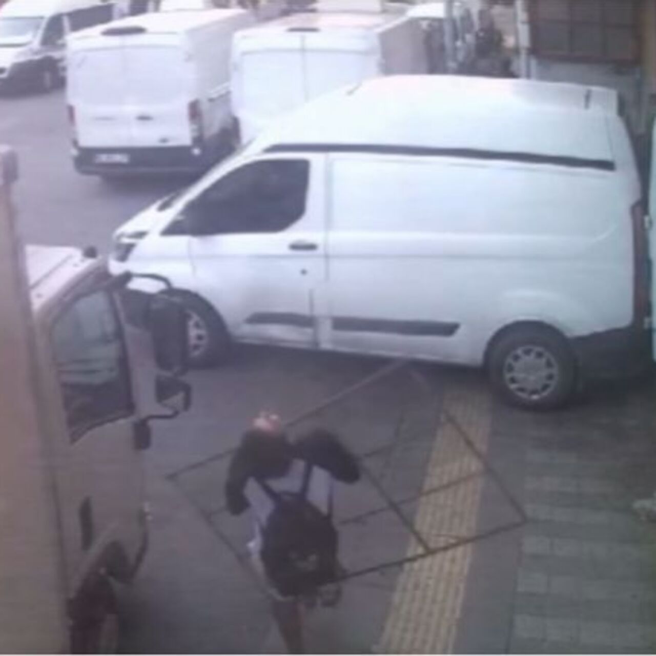 Dehşet anı kamerada! Derse giderken başına korkuluk düştü!