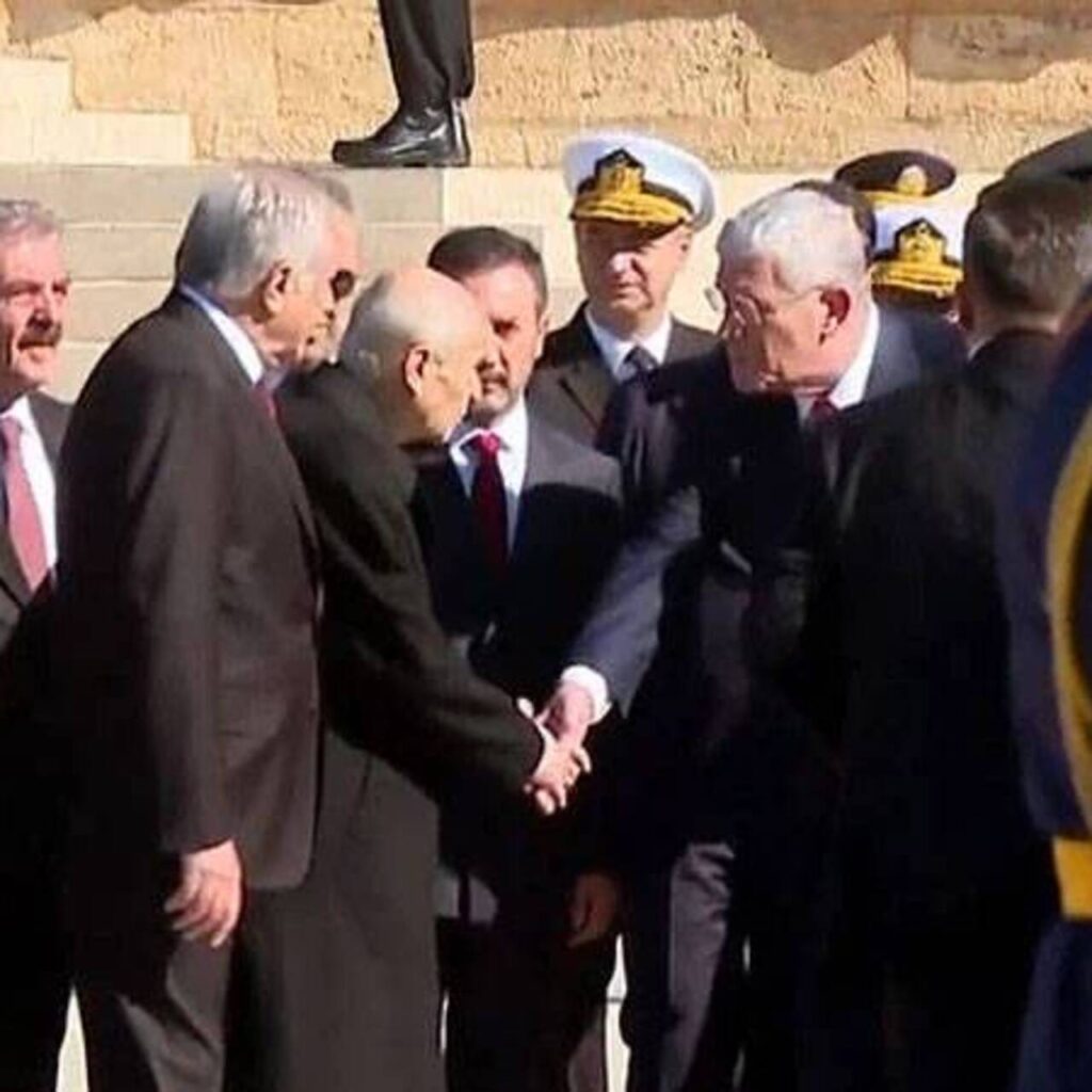 Dervişoğlu, Devlet Bahçeli ile tokalaştı