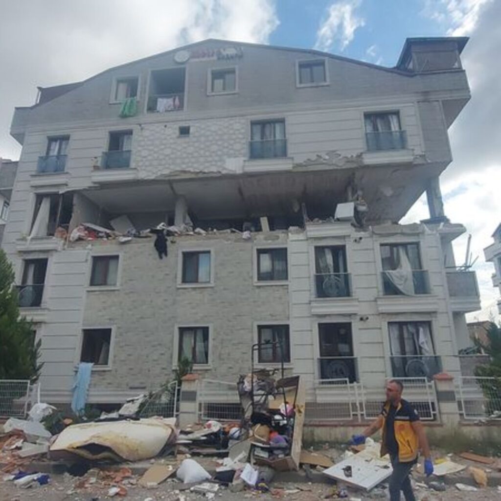 Doğal gaz 3. katı yok etti: 6 yaralı!