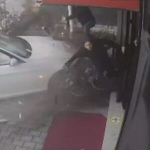 Düğün konvoyundaki araç güzellik salonuna girdi: 2 yaralı