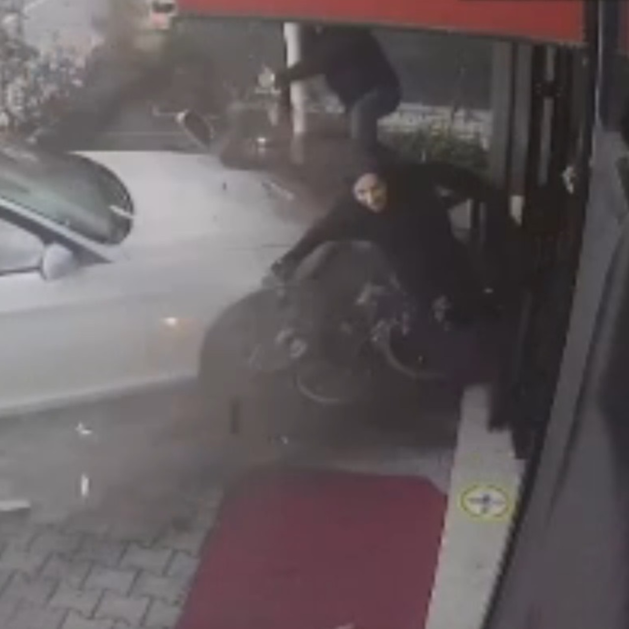 Düğün konvoyundaki araç güzellik salonuna girdi: 2 yaralı