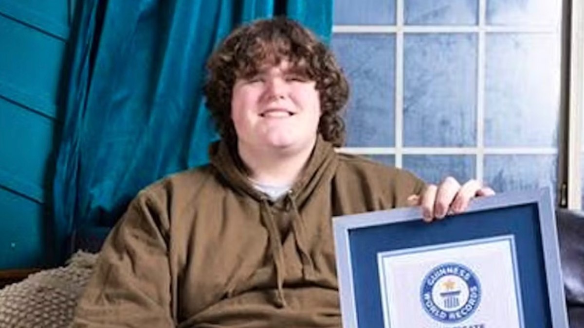 Dünyanın en büyük el ve ayaklarına sahip genç, Guinness Rekorlar Kitabı’na girdi