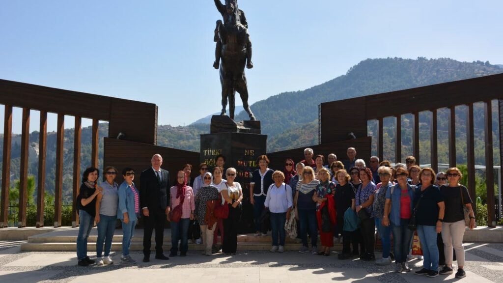 Emekli öğretmenlerden Başkan Kumral’ a ziyaret