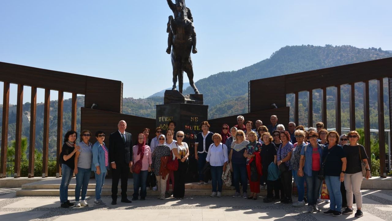 Emekli öğretmenlerden Başkan Kumral’ a ziyaret