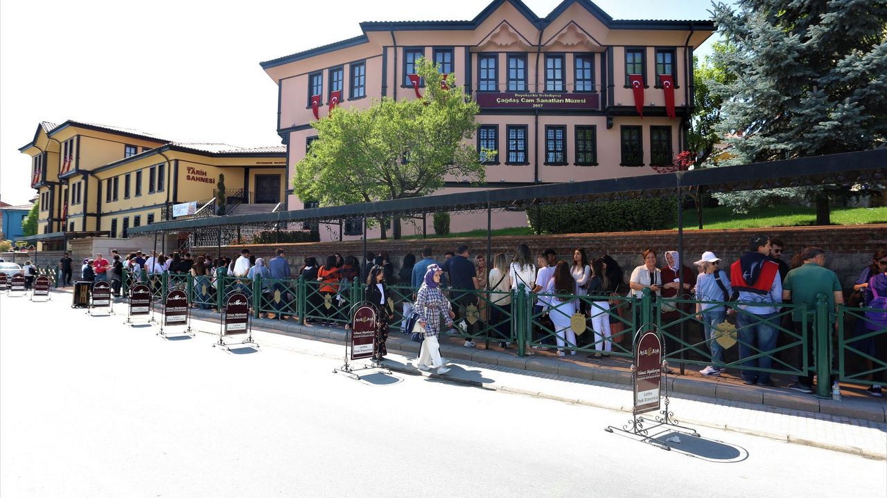 Eskişehir Büyükşehir Belediyesi’nden ihtiyaç sahibi öğrencilere burs desteği