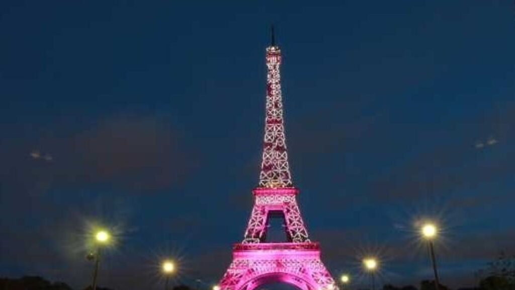 Eyfel Kulesi meme kanserine dikkat çekmek için pembe ışıklarla aydınlatıldı
