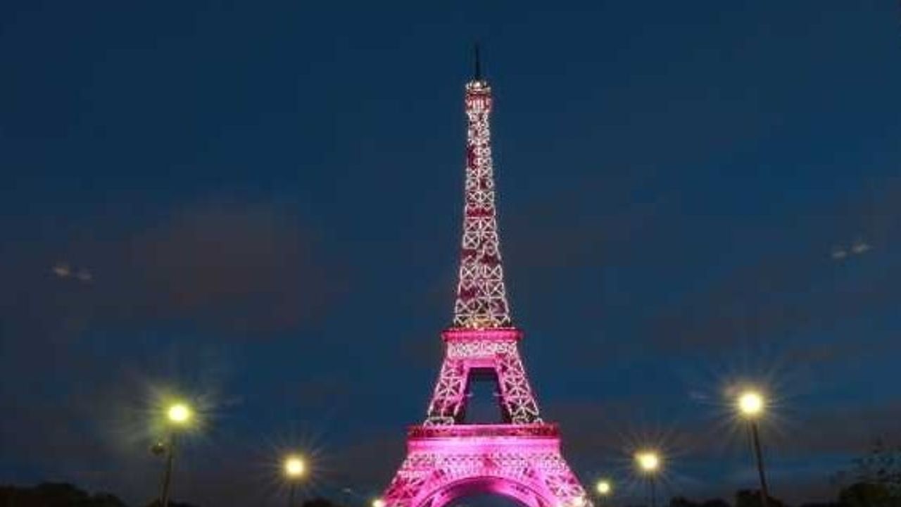 Eyfel Kulesi meme kanserine dikkat çekmek için pembe ışıklarla aydınlatıldı