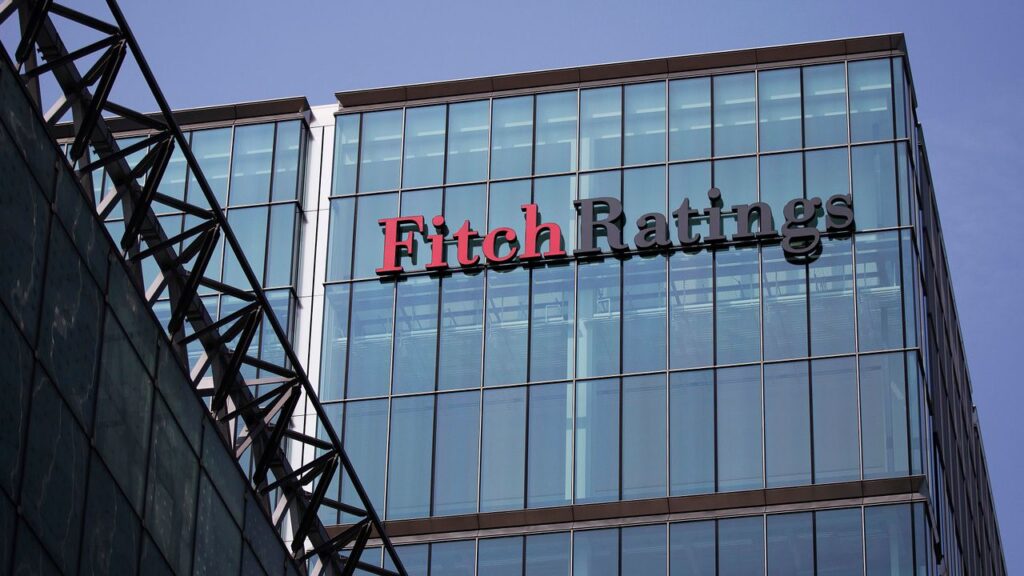 Fitch’ten şok eden karar: Fransa’nın kredi notu görünümünü negatife çekti