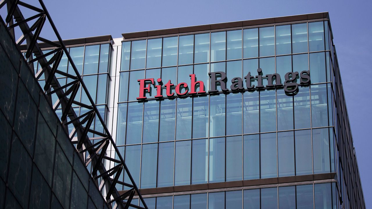 Fitch’ten şok eden karar: Fransa’nın kredi notu görünümünü negatife çekti