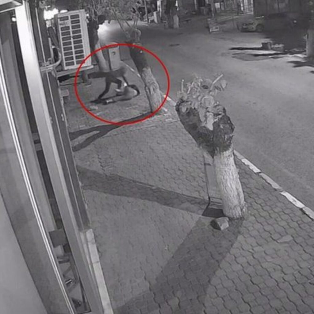 Genç kıza bıçaklı saldırı kameraya yansıdı; şüpheli tutuklandı