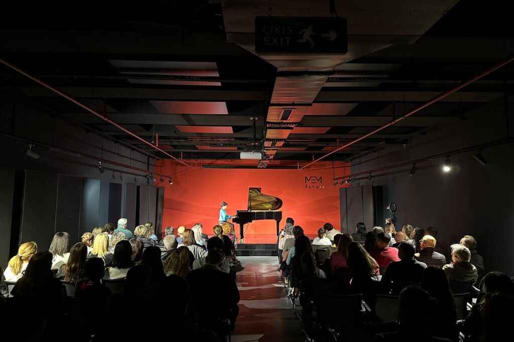 Genç piyanist Ali Keskin yeteneğiyle alkışları topladı