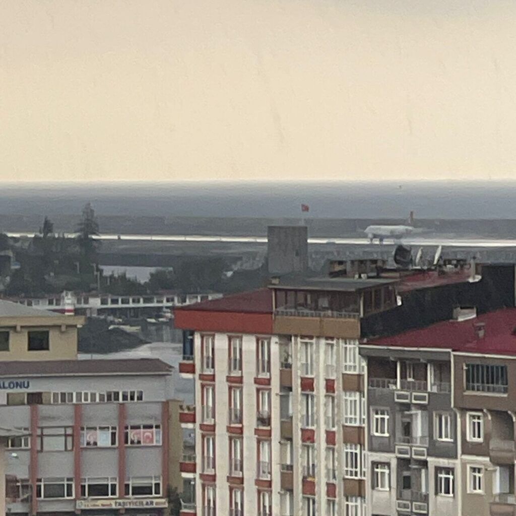 Havalimanına yıldırım düştü personel şok geçirdi