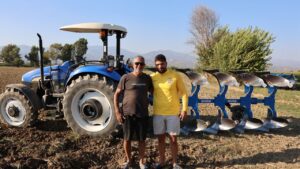 İşçi bulamayınca 3 bin 500 kilometre yapıp babasına yardım ediyor