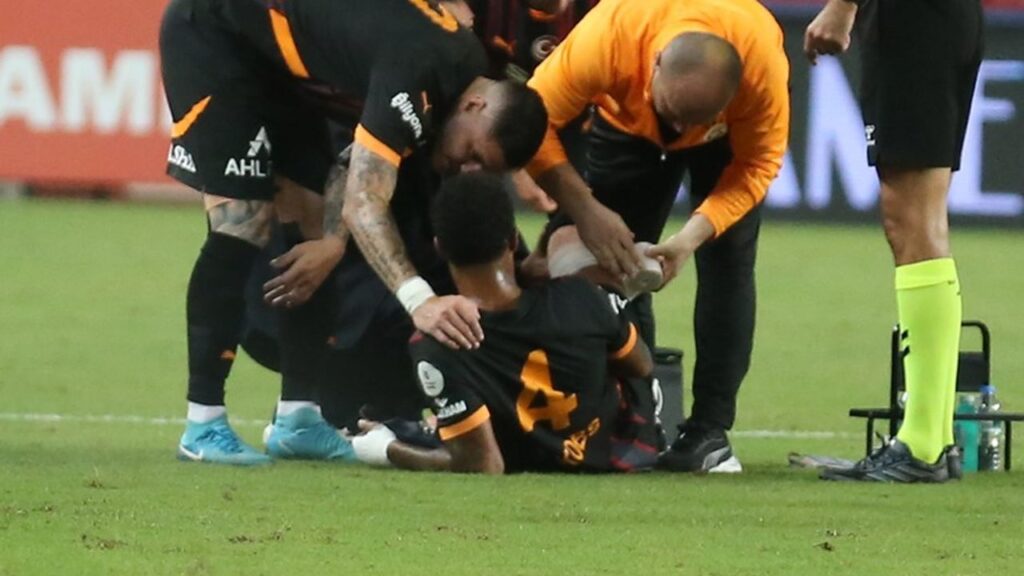 Ismail Jakobs sakatlandı! Galatasaray’a derbi öncesinde büyük darbe!