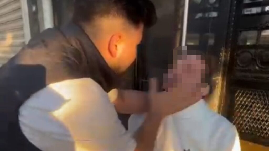 İstanbul’da kafede oturan kız çocuğunun gizlice fotoğrafını çeken şüpheliye dayak