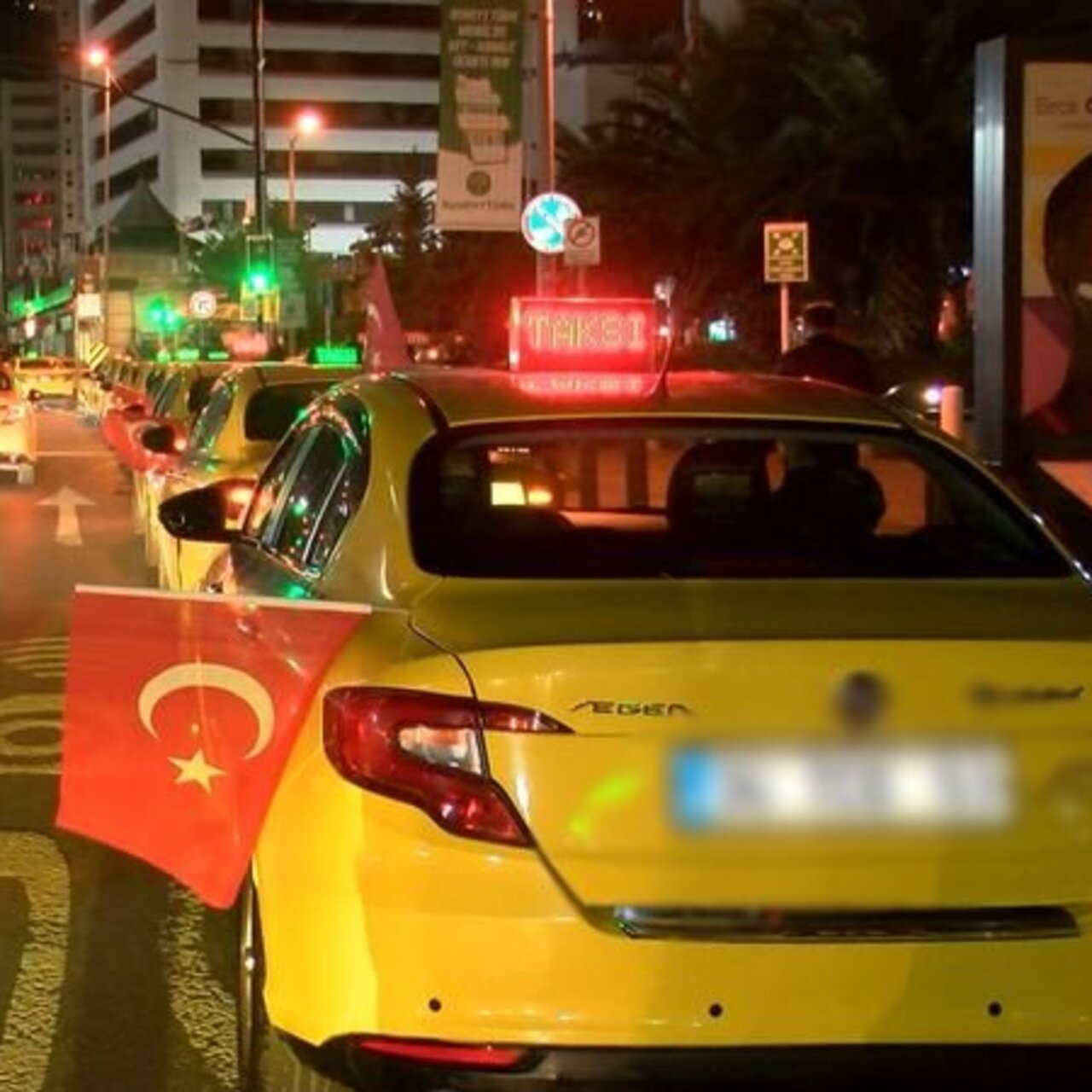 İstanbul’daki taksicilerden teröre karşı konvoy