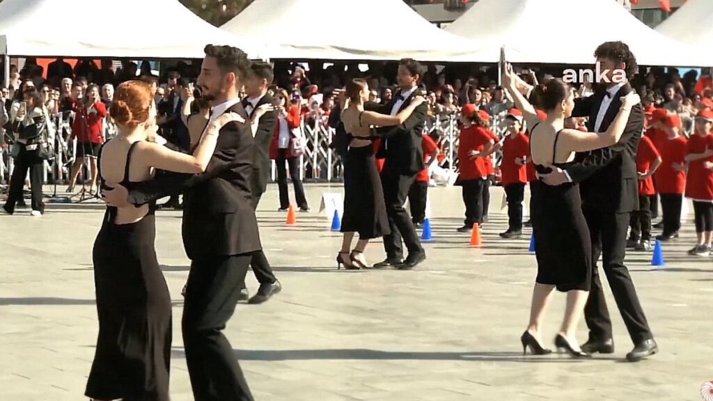 İzmir’de Cumhuriyet Bayramı vals gösterisiyle kutlandı
