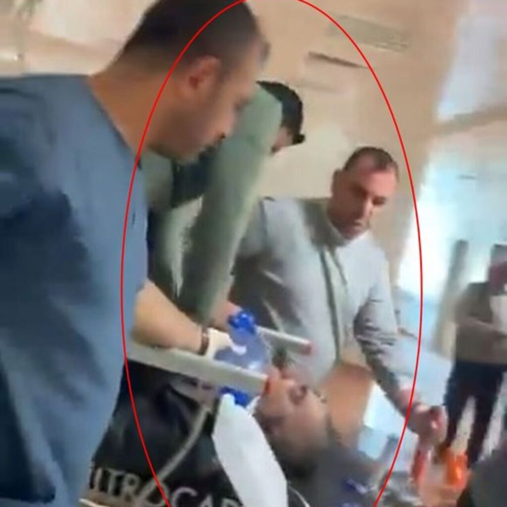 Kalp krizi geçiriyordu! Sedye üzerinde hayat kurtaran müdahale