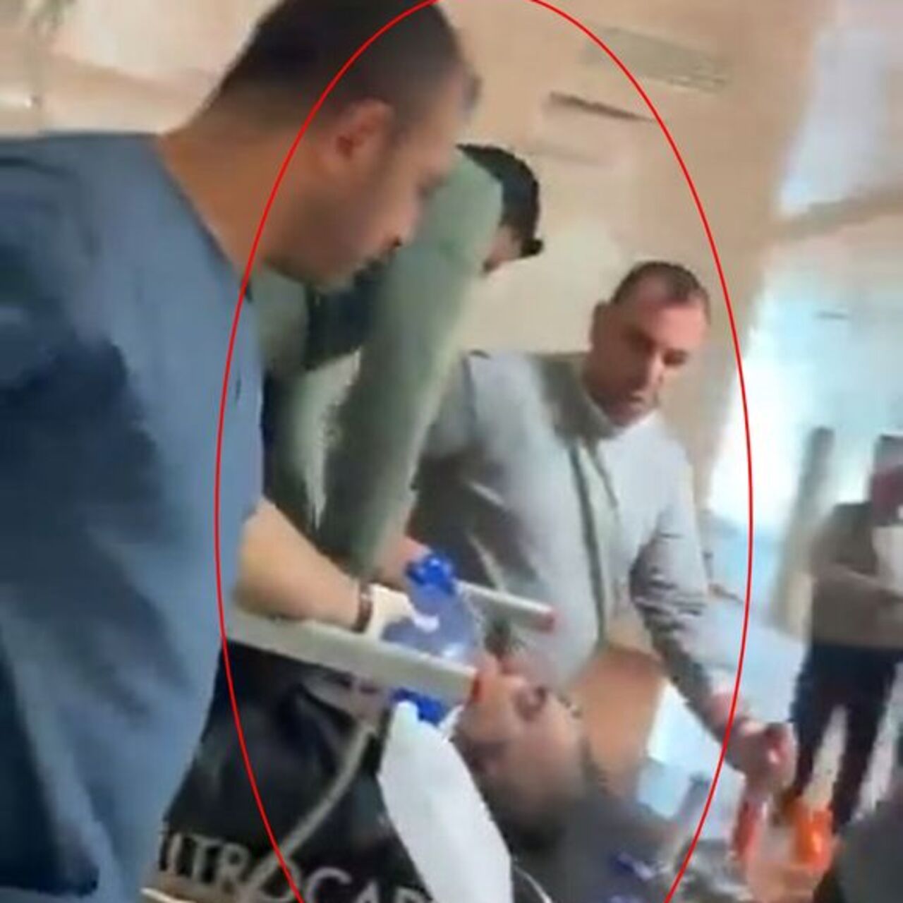 Kalp krizi geçiriyordu! Sedye üzerinde hayat kurtaran müdahale